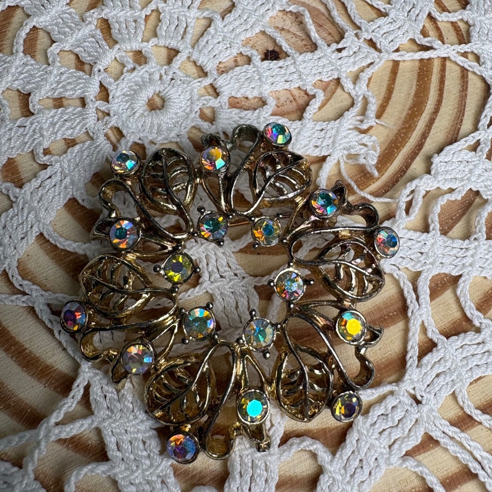 Vintage Unsigned Gold Tone Brooch Pin Aurora Borealis Rhinestone Wreath